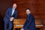 Mads Steffensen og Phillip Faber (th.) samlede fredag efter fredag danskerne foran tv-skærmen med 'Fællessang - hver for sig'. Det kastede tre priser af sig ved uddelingen af Tvprisen 2021. Foto: Benita Marcussen/DR