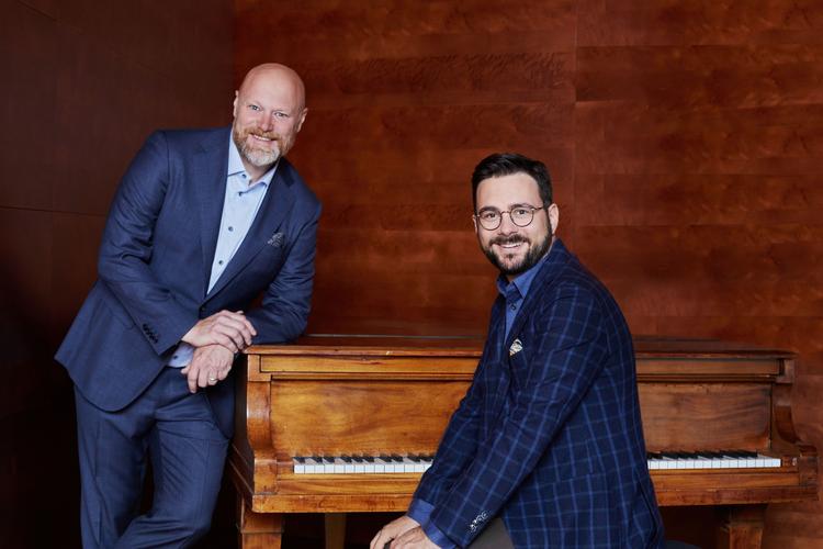 Mads Steffensen og Phillip Faber (th.) samlede fredag efter fredag danskerne foran tv-skærmen med 'Fællessang - hver for sig'. Det kastede tre priser af sig ved uddelingen af Tvprisen 2021. Foto: Benita Marcussen/DR