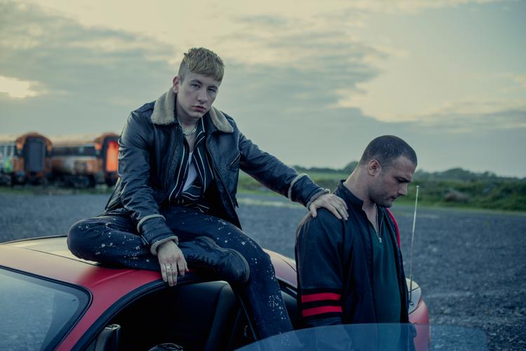 Cosmo Jarvis (th) er håndlanger for gangsterfamilien Devers og gør altid, hvad hans ven Dympna beder ham om. Han spilles af Barry Keoghan (tv).  