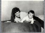 Digteren Sylvia Plath med sin søn Nick fotograferet i Devon i 1962. Hendes digt 'Spejl' hjælper mænd og kvinder til at forstå, hvad det er at være en anden. Foto: Anl/shutterstock/Ritzau Scanpix