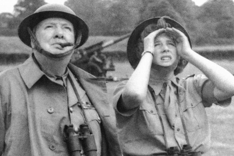 Winston Churchill og hans datter skuer mod himlen i Sydengland i 1944. Arkivfoto Ritzau Scanpix