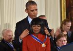 USA's tidligere præsident Barack Obama overrækker her the Presidential Medal of Freedom til Cicely Tyson i 2016.  Foto: Nicholas Kamm/Ritzau Scanpix