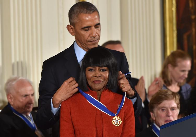 USA's tidligere præsident Barack Obama overrækker her the Presidential Medal of Freedom til Cicely Tyson i 2016.  Foto: Nicholas Kamm/Ritzau Scanpix