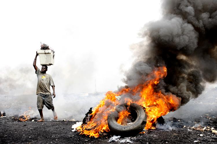 På en losseplads uden for hovedstaden Accra i Ghana sætter næsten 5.000 afrikanere helbredet på spil for at få fat i kobberet inde i computerledningerne. Størstedelen af elektronikaffaldet kommer fra Europa.  Foto: Casper Dalhoff/POLFOTO