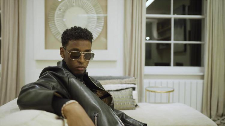 Yasin i afslappet positur bag solbrillerne er Sveriges pt største hiphop-navn. Foto: J. Willz