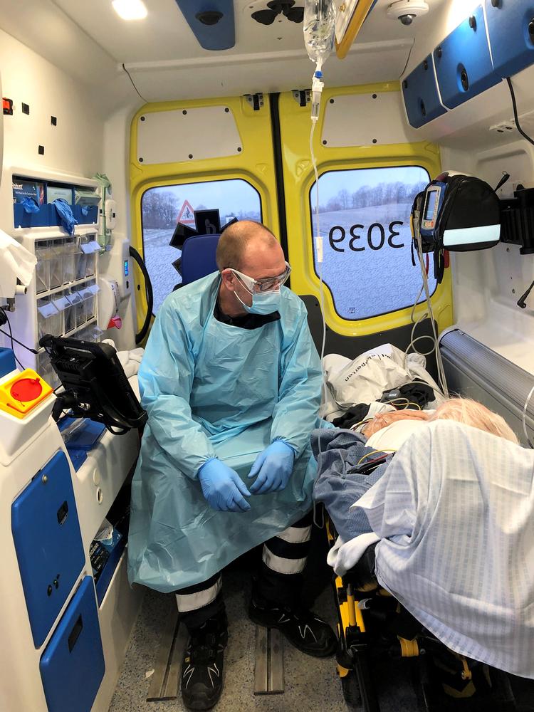 Falckredder Hans Jørgen Jensen med en covid-19- patient. Foto: Privatfoto