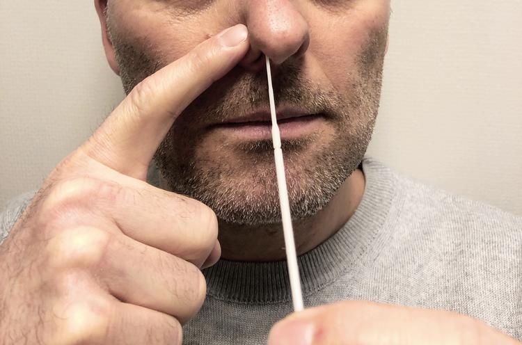 De nye test, som regeringen har købt, kan analysere på en prøve taget få cm inde i næsen.  Foto: Privatfoto