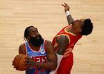 Det må gøre lidt ondt på Houston Rockets at se, hvordan deres tidligere stjerne James Harden (tv.) nu brillerer for Brooklyn Nets i NBA. Men det er han formentlig ligeglad med. Foto: Kevin C. Cox/Ritzau Scanpix
