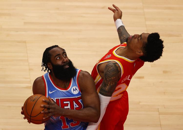 Det må gøre lidt ondt på Houston Rockets at se, hvordan deres tidligere stjerne James Harden (tv.) nu brillerer for Brooklyn Nets i NBA. Men det er han formentlig ligeglad med. Foto: Kevin C. Cox/Ritzau Scanpix