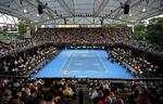 Coronasmitten er nu så lav i Australien, at tusindvis af tennisfans kan se frem til uger med toptennis. Først i Adelaide, hvor de så spanske Rafael Nadal slå Østrigs Dominic Thiem ved en opvarmningsturnering til Australian Open i Melbourne i næste måned.  REUTERS/Morgan Sette TPX IMAGES OF THE DAY   Foto: Morgan Sette/Ritzau Scanpix