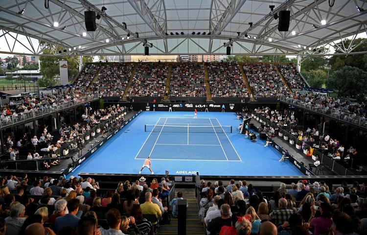 Coronasmitten er nu så lav i Australien, at tusindvis af tennisfans kan se frem til uger med toptennis. Først i Adelaide, hvor de så spanske Rafael Nadal slå Østrigs Dominic Thiem ved en opvarmningsturnering til Australian Open i Melbourne i næste måned.  REUTERS/Morgan Sette TPX IMAGES OF THE DAY   Foto: Morgan Sette/Ritzau Scanpix