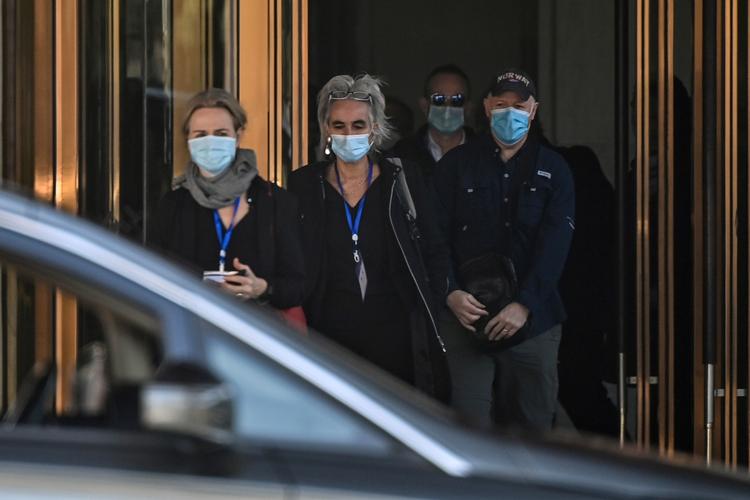 Danske Thea Kølsen Fischer (til venstre) er sammen med andre internationale eksperter fra WHO på besøg i Wuhan for at undersøge, hvordan coronaepidemien startede. Foto: Hector Retamal/Ritzau Scanpix
