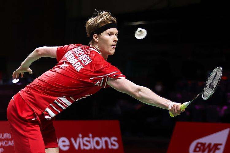 Anders Antonsen havde store problemer med fysikken, før der skulle spilles sæsonfinale i Bangkok, men han doserede sine kræfter helt rigtigt i søndagens finale mod Viktor Axelsen. Foto: Handout/Ritzau Scanpix