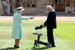 Tom Moore blev i juli slået til ridder af dronning Elizabeth. Foto: Chris Jackson/Reuters/Ritzau Scanpix 