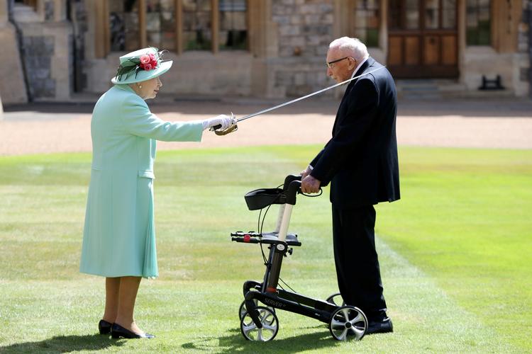 Tom Moore blev i juli slået til ridder af dronning Elizabeth. Foto: Chris Jackson/Reuters/Ritzau Scanpix 