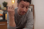 Jamie Oliver er aldrig mundlam eller rådvild. Selv de tarveligste rester kan han forvandle til lukullisk udseende luksusserveringer.  Foto: YouTube 