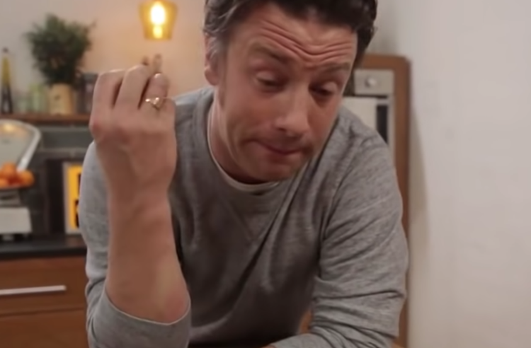Jamie Oliver er aldrig mundlam eller rådvild. Selv de tarveligste rester kan han forvandle til lukullisk udseende luksusserveringer.  Foto: YouTube 