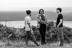 Fergus McCreadie flankeret af sin kumpaner ved en af de søer, der som den skotske natur i øvrigt spiller så central en rolle i trioens musik PR Dave Stapleton