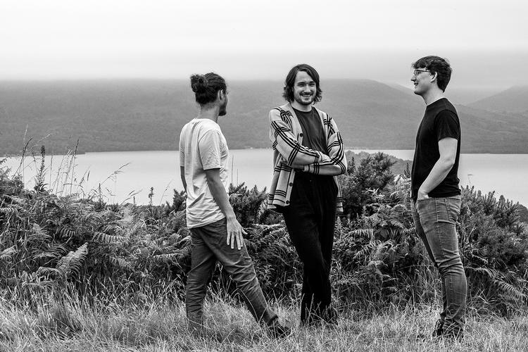 Fergus McCreadie flankeret af sin kumpaner ved en af de søer, der som den skotske natur i øvrigt spiller så central en rolle i trioens musik PR Dave Stapleton