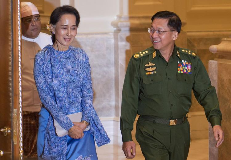 General Min Aung Hlaing i følge med Aung San Suu Kyi i 2016.  Foto: Ye Aung Thu/Ritzau Scanpix