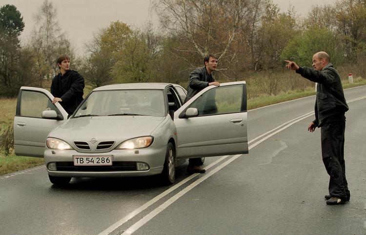 En bilsituation fra tv-serien 'Rejseholdet', hvor Lars Bom, Lars Brygmann og Mads Mikkelsen også hele tiden kørte og steg ind og ud af biler. Foto: Ulla Voigt/DR