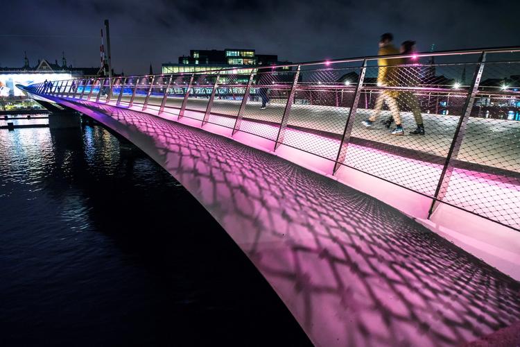 Fra på fredag og frem til 27. februar kan du opleve Copenhagen Light Festival i København, hvor forskellige lysværker bliver udstillet på gader, i parker og steder rundt omkring i byen. Her et billede af værket ‘Beads'n Strings’ af Silla Herbst og Katrin Barrie Larsen fra sidste års Copenhagen Light Festival. Foto: PR/Christoffer Askman