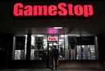     FILE PHOTO: People enter a GameStop store during "Black Friday" sales in Carle Place, New York November 25, 2011. REUTERS/Shannon Stapleton/File Photo   Foto: Shannon Stapleton/Ritzau Scanpix