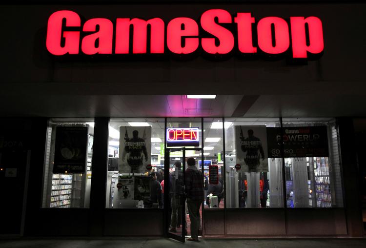     FILE PHOTO: People enter a GameStop store during "Black Friday" sales in Carle Place, New York November 25, 2011. REUTERS/Shannon Stapleton/File Photo   Foto: Shannon Stapleton/Ritzau Scanpix
