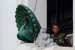 En soldat holder vagt i Myanmars hovedby, Yangon, efter at militæret mandag gennemførte et kup og tilbageholdt den demokratisk valgte leder, Aung San Suu Kyi. Foto: Str/Ritzau Scanpix