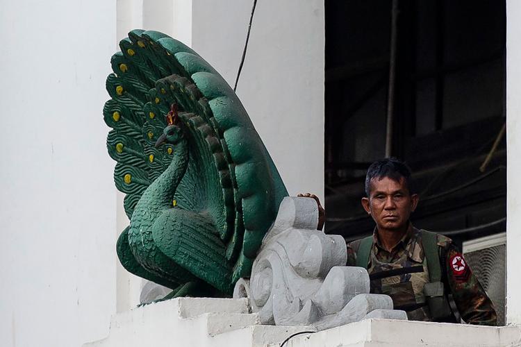 En soldat holder vagt i Myanmars hovedby, Yangon, efter at militæret mandag gennemførte et kup og tilbageholdt den demokratisk valgte leder, Aung San Suu Kyi. Foto: Str/Ritzau Scanpix