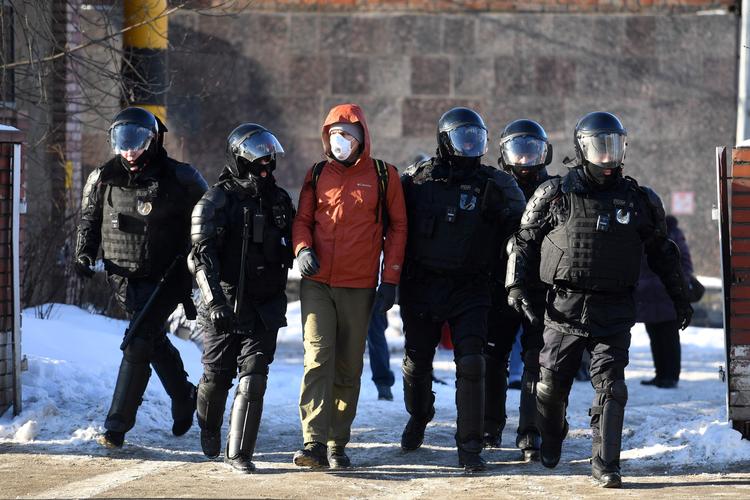 Russisk politi anholder demonstranter tæt på den domstol i Moskva, som tirsdag afsiger dom over systemkritikeren Aleksej Navalnyj. Foto: Natalia Kolesnikova/Ritzau Scanpix