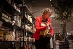 Fremgang. Rikke Torrés har en tøj-og livsstilsbutik på gågaden i Sønderborg. Hun begyndte sidste år at sælge varer over sociale medier, og for hendes butik er sidste år gået bedre end året før. Foto: Joachim Ladefoged Arkivfoto Joachim Ladefoged