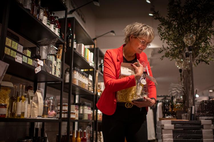 Fremgang. Rikke Torrés har en tøj-og livsstilsbutik på gågaden i Sønderborg. Hun begyndte sidste år at sælge varer over sociale medier, og for hendes butik er sidste år gået bedre end året før. Foto: Joachim Ladefoged Arkivfoto Joachim Ladefoged