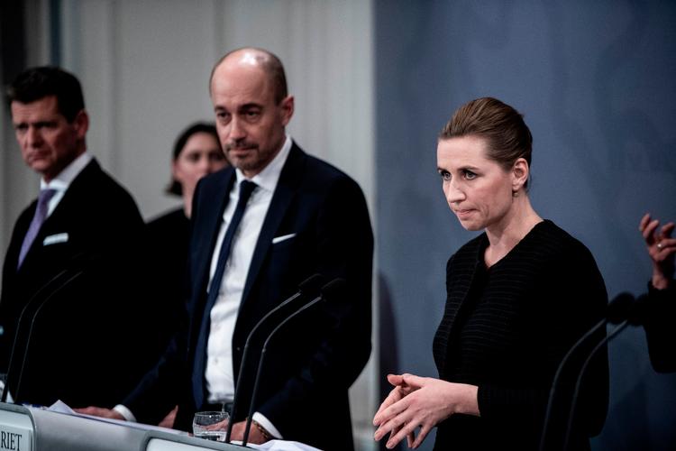 Nedlukningen sker på anbefaling af myndighederne, sagde statsminister Mette Frederiksen på pressemødet 11. marts. Men det gjorde den ikke. Sundhedsstyrelsens direktør Søren Brostrøm havde advaret mod den. Arkivfoto. Foto: Anthon Unger