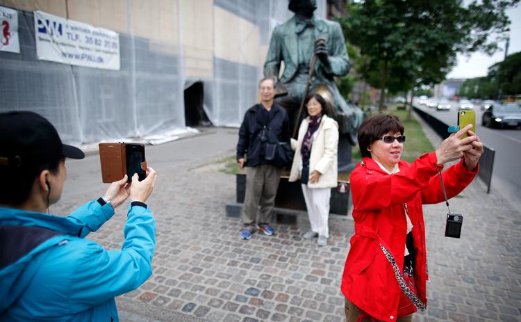 H.C. Andersen statuen på Rådhuspladsen har ikke været så omsværmet af turister i 2020 som tidligere år. Turistbranchen har mistet omsætning for 31 milliarder kroner i coronaåret, viser Erhvervsministeriets årlige statusanalyse. (arkivfoto)   Foto: Jens Dresling/POLFOTO