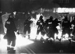 Politiet tog de fleste molotovcocktails med deres skjolde under bz-optøjerne på Nørrebro i februar 1990. Når flaskerne med brændende benzin fløj hen over politikæden, sørgede jeg for at flytte fotografen (og mig selv).  Foto: Jens Dresling/POLFOTO