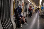 Mundbind og masser af plads er blevet hverdag og bus ,tog og her Metro.  Foto: Jacob Ehrbahn/POLFOTO