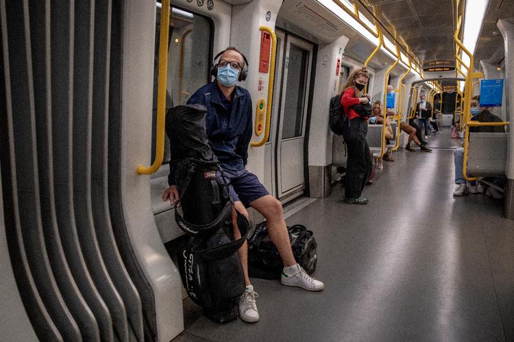 Mundbind og masser af plads er blevet hverdag og bus ,tog og her Metro.  Foto: Jacob Ehrbahn/POLFOTO