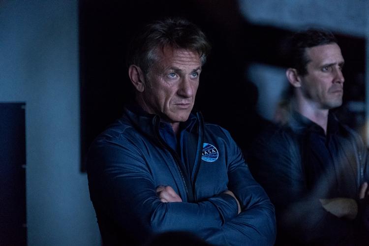 Serien om astronauten med private problemer er mere drama end scifi, og Sean Penn brænder gennem skærmen i sin første hovedrolle på tv. Foto: C More 