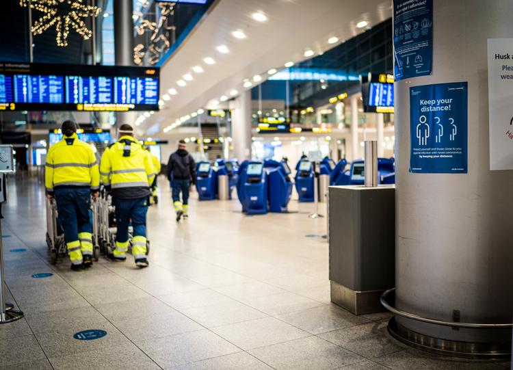 Der har længe været ualmindelig tomt i Københavns Lufthavn, hvor alle tilrejsende fremover nu skal testes for corona ved ankomst.  Foto: Jonas Olufson