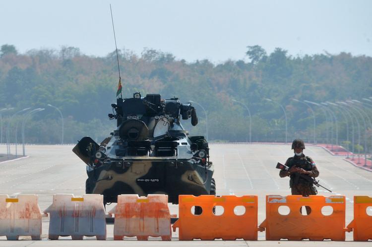 Militærkøretøjer på vej til at overtage parlamentet i Myanmar mandag den 1. februar 2021. Foto: Str/Ritzau Scanpix