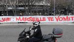 'Marseille brækker sig over dig', står der på OM-tilhængernes banner henvendt til fodboldklubbens direktør. Foto: Nicolas Tucat/Ritzau Scanpix