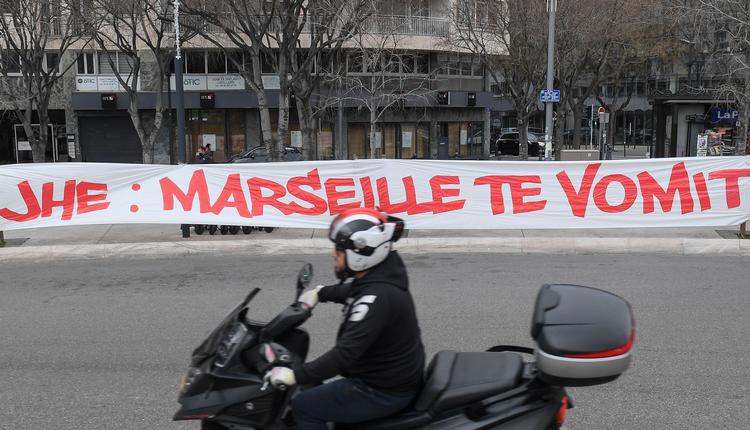'Marseille brækker sig over dig', står der på OM-tilhængernes banner henvendt til fodboldklubbens direktør. Foto: Nicolas Tucat/Ritzau Scanpix
