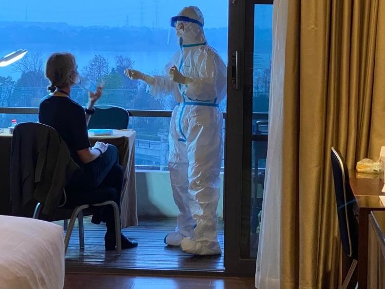 Hver tredje dag under den 5-6 uger lange mission i Wuhan bliver Thea Kølsen Fischer testet for coronavirus med en halspodning. Her foregår det på terrassen til hotelværelset med fuglekvidder som lydkulisse. Foto: privatfoto Foto: Privatfoto: Thea Kølsen Fischer