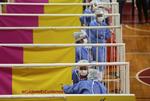 Sundhedspersonale venter på at vaccinere lokale i Buenos Aires 3. februar i en basketball hal. Stikket de skal have er med den russiske Sputnik V, der for nogle dage siden blev vurderet   i det anerkendte videnskabelige tidsskrift The Lancet til at have en høj effektivitet mod coronavirus. Foto: Matias Baglietto/Ritzau Scanpix
