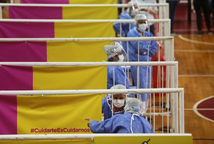 Sundhedspersonale venter på at vaccinere lokale i Buenos Aires 3. februar i en basketball hal. Stikket de skal have er med den russiske Sputnik V, der for nogle dage siden blev vurderet   i det anerkendte videnskabelige tidsskrift The Lancet til at have en høj effektivitet mod coronavirus. Foto: Matias Baglietto/Ritzau Scanpix