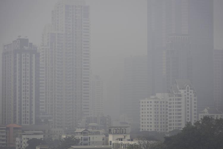 Mange morgener er Bangkok i disse uger indhyllet i en tyk tåge af forurening. Forureningen er blevet så slem, at familier flytter væk fra Bangkok, fordi de ikke vil udsætte deres børn for den massive forurening. Foto: Claus Blok Thomsen