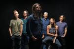 Tandsmilet er et sted derinde i Dave Grohls mund. Det kan man høre på Foo Fighters 10. studiealbum, hvor den sympatiske frontmand folder sig ud som altid. Pr-foto: Sony Music 