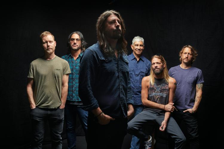 Tandsmilet er et sted derinde i Dave Grohls mund. Det kan man høre på Foo Fighters 10. studiealbum, hvor den sympatiske frontmand folder sig ud som altid. Pr-foto: Sony Music 