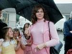 
Amerikanerne hyldede Elizabeth Carmichael som en frelser midt i 70’ernes oliekrise, indtil de udskammede hende som bedrager, der løj om sit køn og sin trehjulede bil. Foto: HBO Nordic
 
